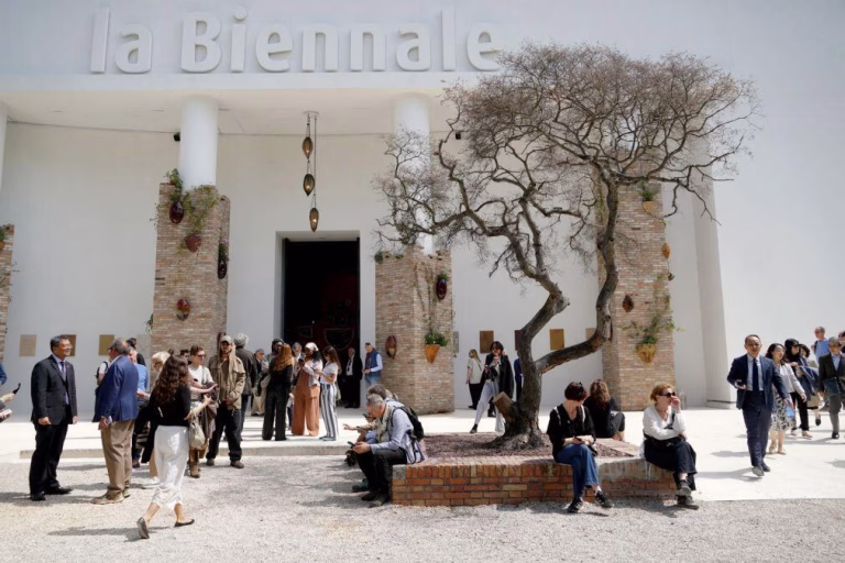 Bienal de Veneza abre hoje sob polémica e com visitantes no lugar do júri