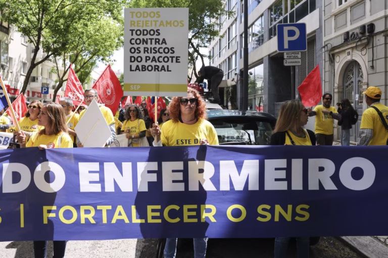 Mais de cem enfermeiros protestam em Lisboa em dia de greve