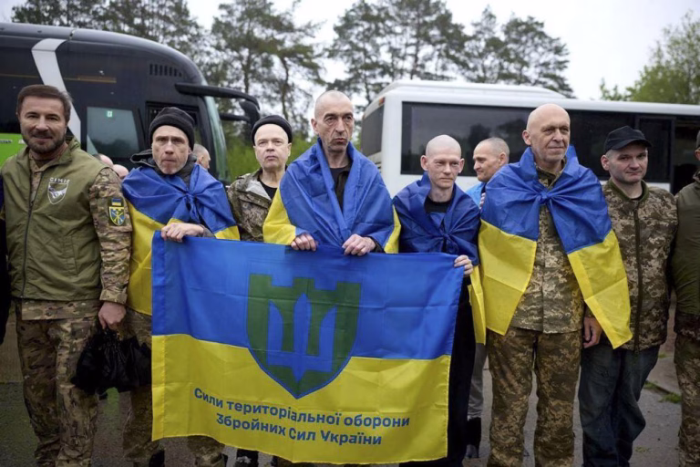 Moscovo e Kiev trocam 370 prisioneiros de guerra