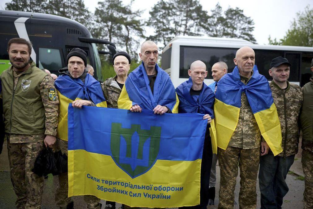 Moscovo e Kiev trocam 370 prisioneiros de guerra