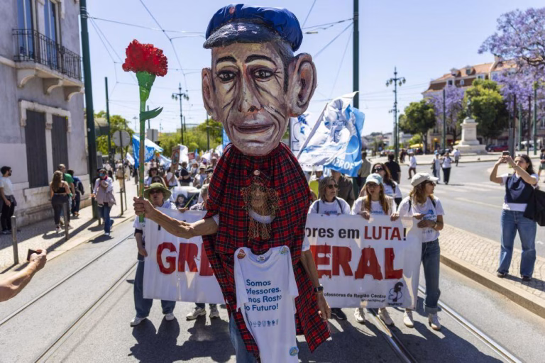 Fenprof leva milhares de professores à rua e anuncia adesão à greve geral