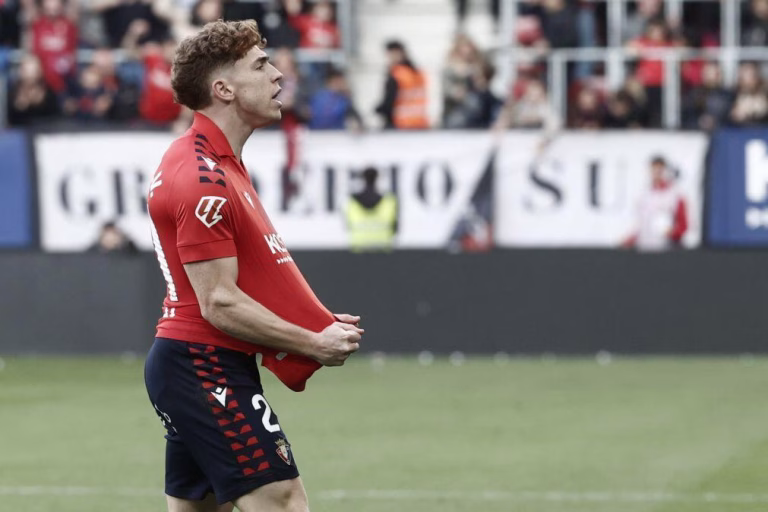 Liverpool contrata jovem espanhol Victor Muñoz ao Osasuna