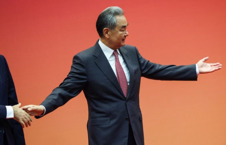 MNE chinês pede manutenção das conversações de paz entre EUA e Irão