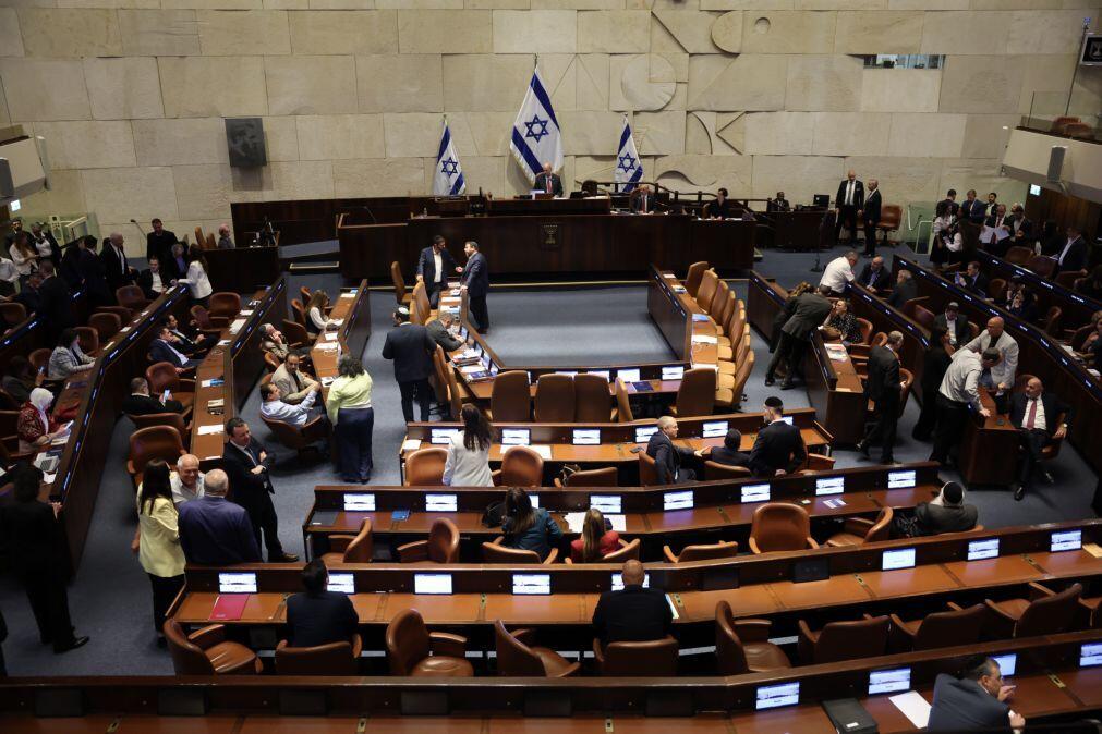 Deputados de Israel aprovaram primeira votação para a dissolução do Parlamento