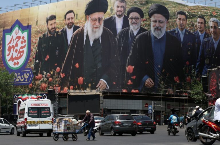 Teerão ultima preparativos para funeral de três dias de Khamenei após adiamento indefinido