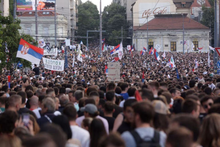 Dezenas de milhares de pessoas manifestam-se contra Presidente sérvio