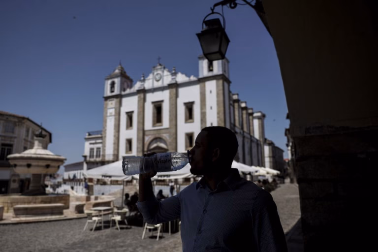 Catorze distritos sob aviso amarelo devido ao tempo quente