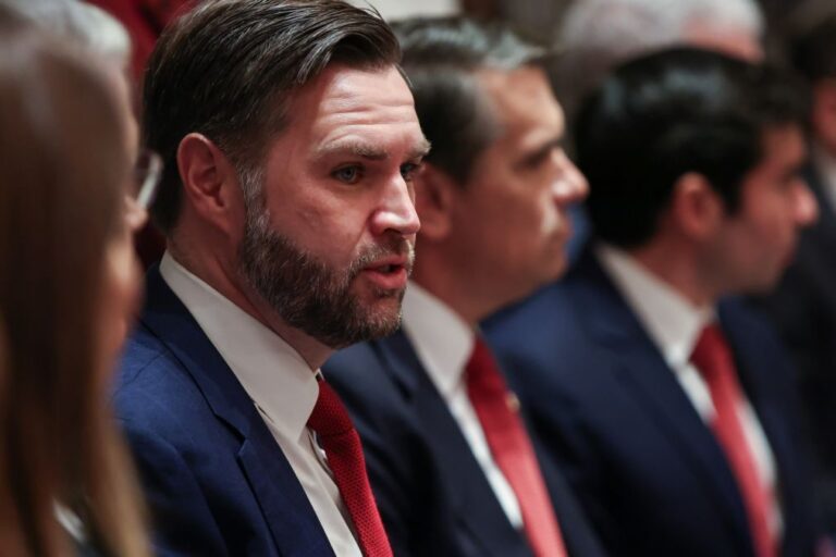 Irão: JD Vance espera divulgação de acordo 