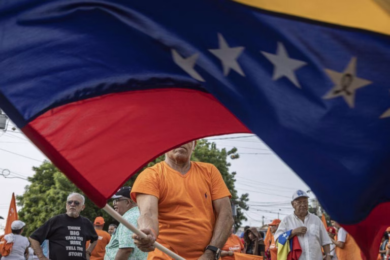 Antigo deputado Wilmer Azuaje regressa à Venezuela após sete anos de exílio