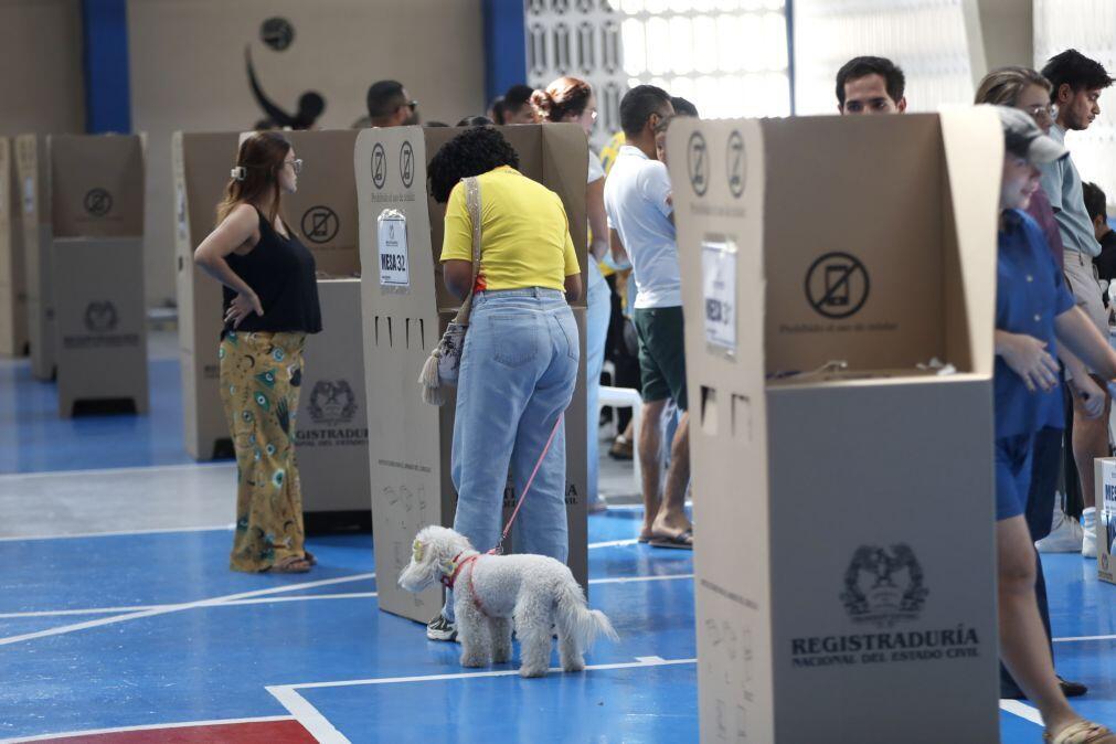 Colombianos vão às urnas no domingo para a segunda volta das presidenciais