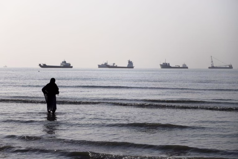 20 mil marinheiros e 110 mil milhões de euros em carga aguardam passagem por Ormuz