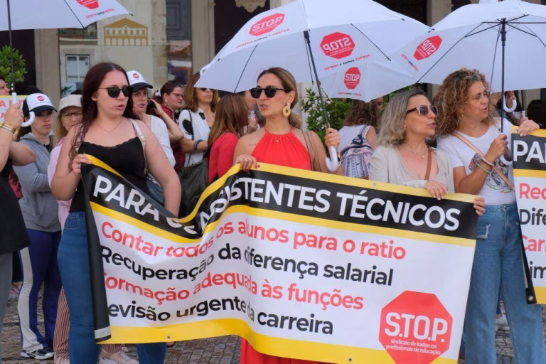 Profissionais das escolas de Setúbal em greve por melhores condições de trabalho