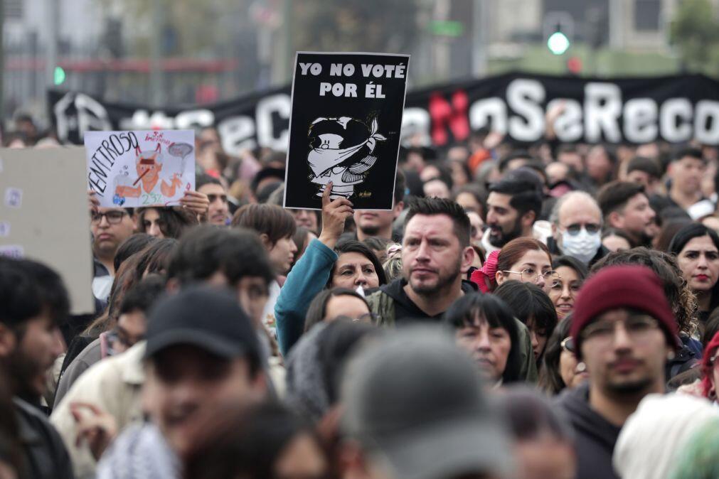 Grupo de direitos humanos marcham no Chile contra políticas do Presidente Kast
