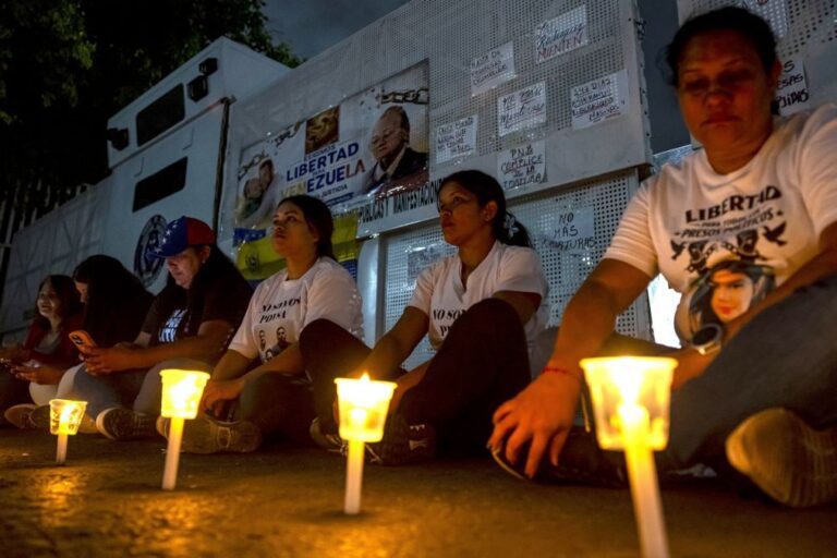 Familiares denunciam em vigília transferência de presos políticos na Venezuela