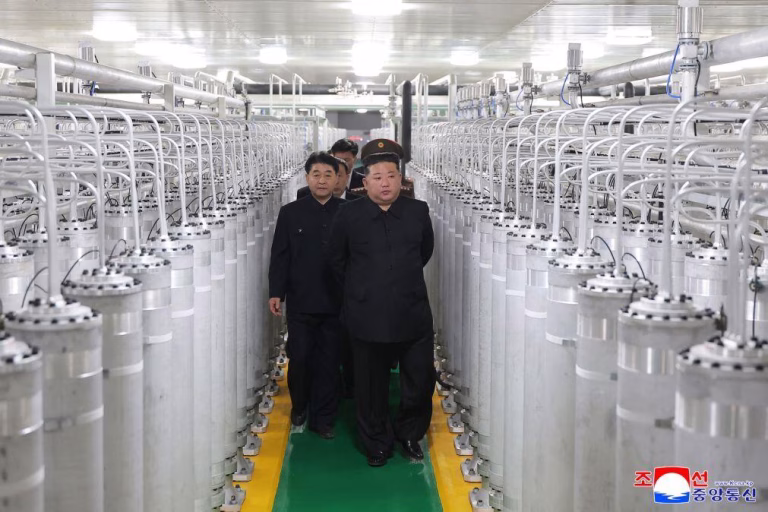 Kim Jong-un visita navio de guerra antes da visita de Xi à Coreia do Norte