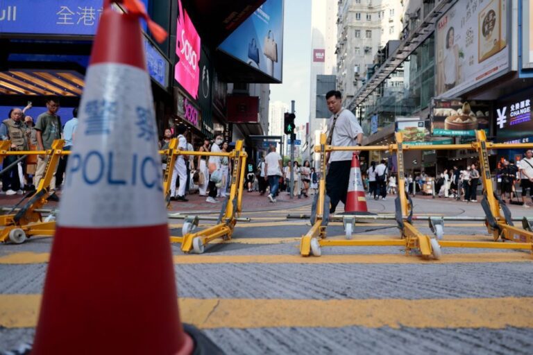 Hong Kong prende dona de livraria independente por 