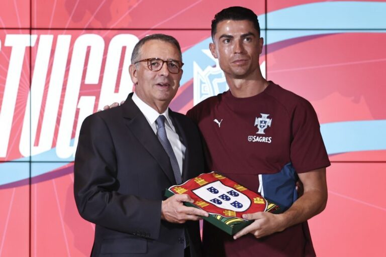Presidente entrega bandeira de Portugal à comitiva para ser usada na final