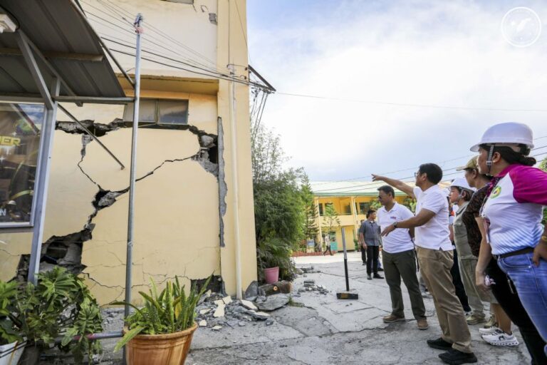 Sobre para 61 número de mortos em sismo no sul das Filipinas
