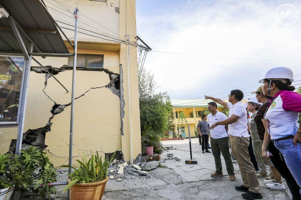 Sobre para 61 número de mortos em sismo no sul das Filipinas