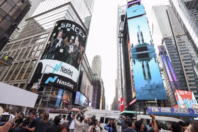 SpaceX entra em bolsa a subir 11% a 150 dólares por ação