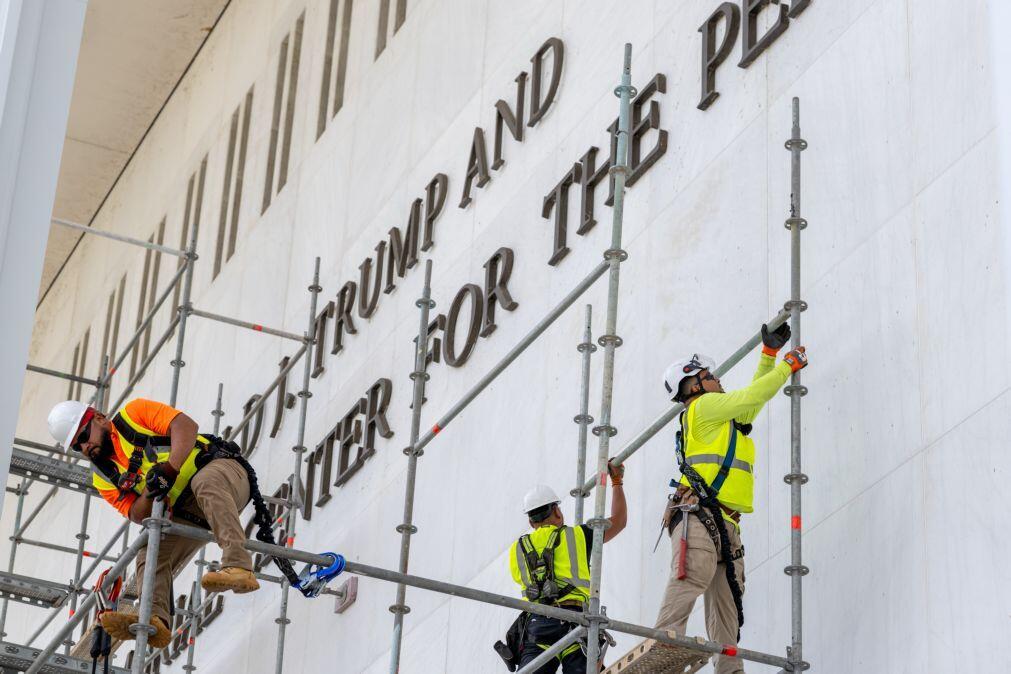 Nome de Donald Trump começou a ser removido do Kennedy Center