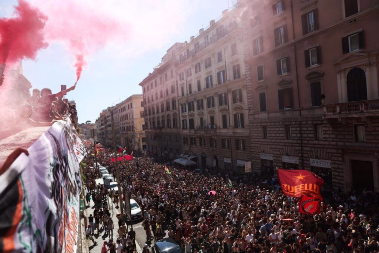 Milhares marcham em Roma em manifestações rivais contra e a favor da imigração