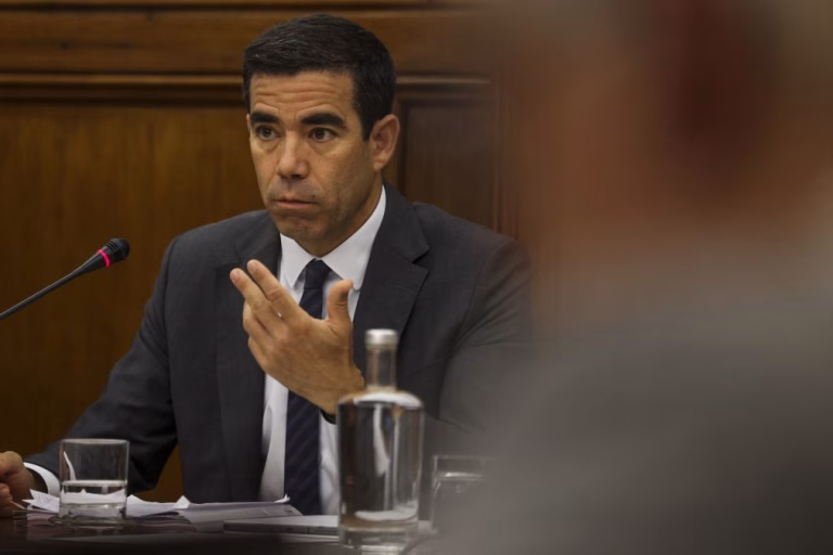 Leitão Amaro defende necessidade de restruturação mais ampla na RTP