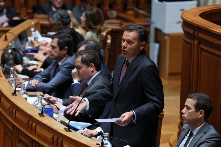 Montenegro diz que não defende descida da idade da reforma após IL questionar se cederá ao Chega