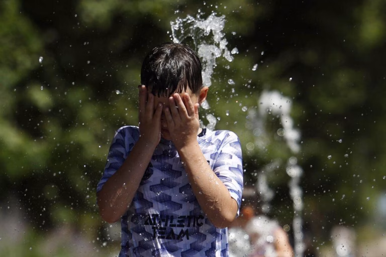 Quase 70 mil pessoas sem energia em França devido a apagão provocado pelo calor
