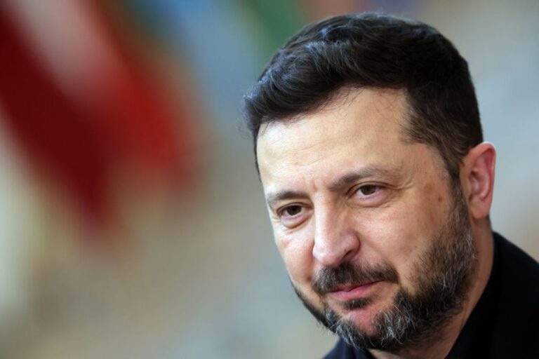 Zelensky devolve condecoração à Polónia
