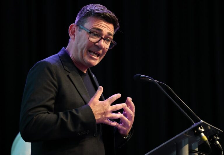 Crítico de Keir Starmer Andy Burnham eleito deputado por Makerfield