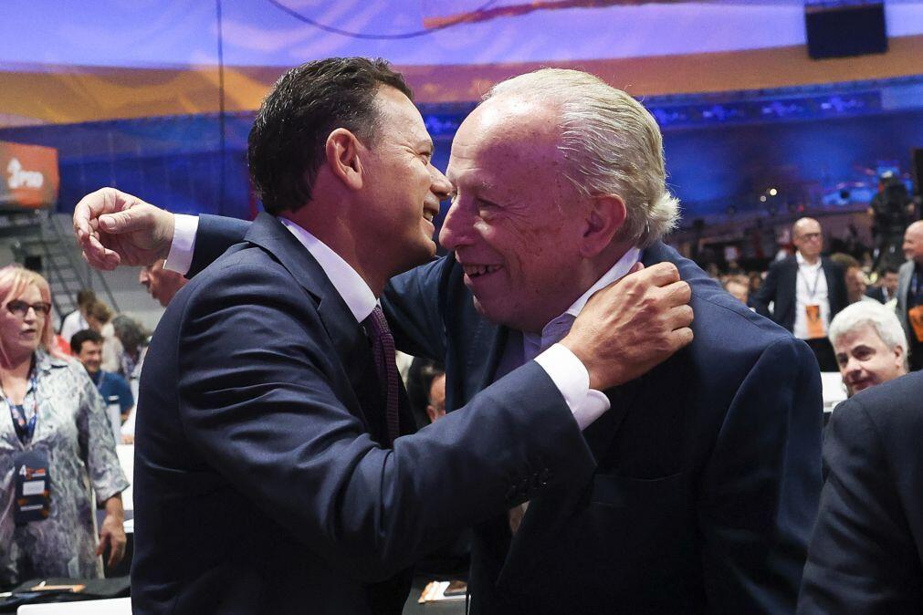 Santana chega ao Congresso perto da meia-noite e é anunciado como militante do PSD