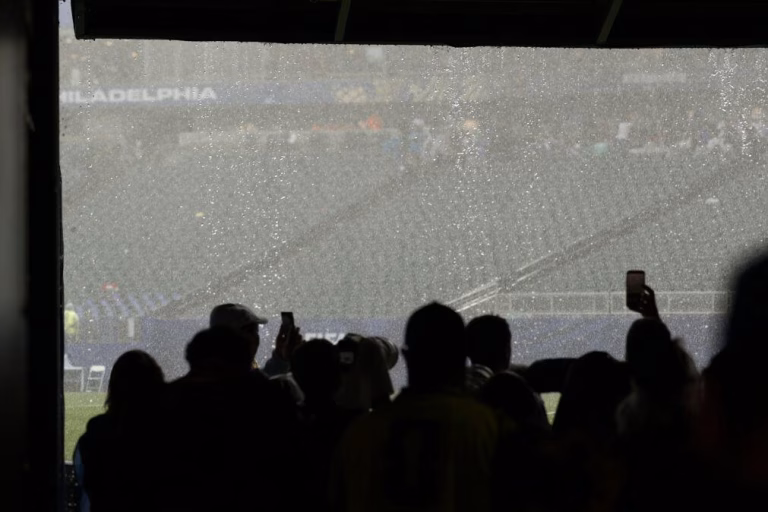 Retomado França-Iraque após 'intervalo' de duas horas
