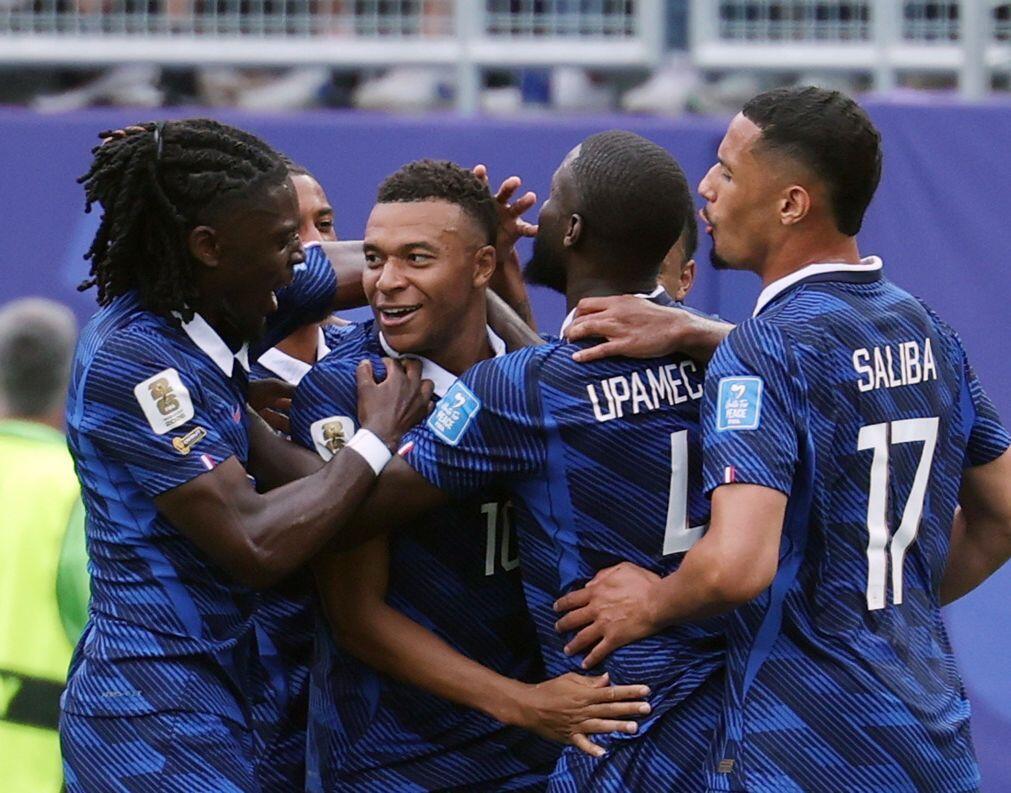 França vence Iraque em jogo com intervalo de duas horas
