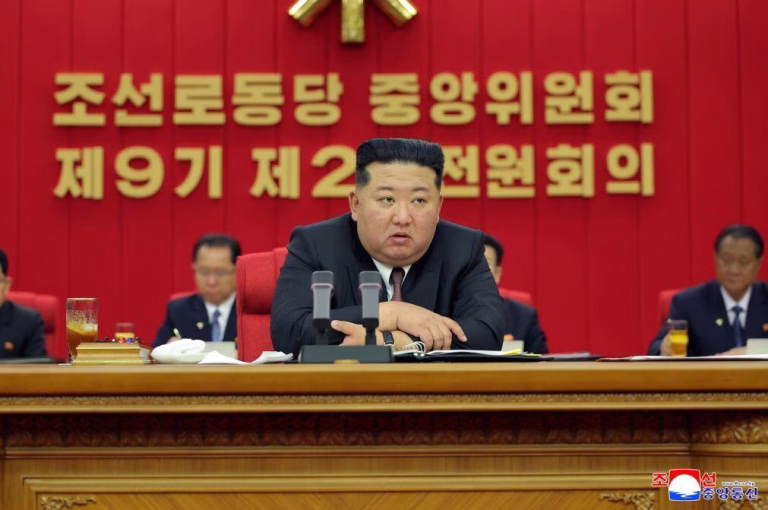 Kim reitera aposta na força nuclear e em defesa norte-coreana em sessão plenária