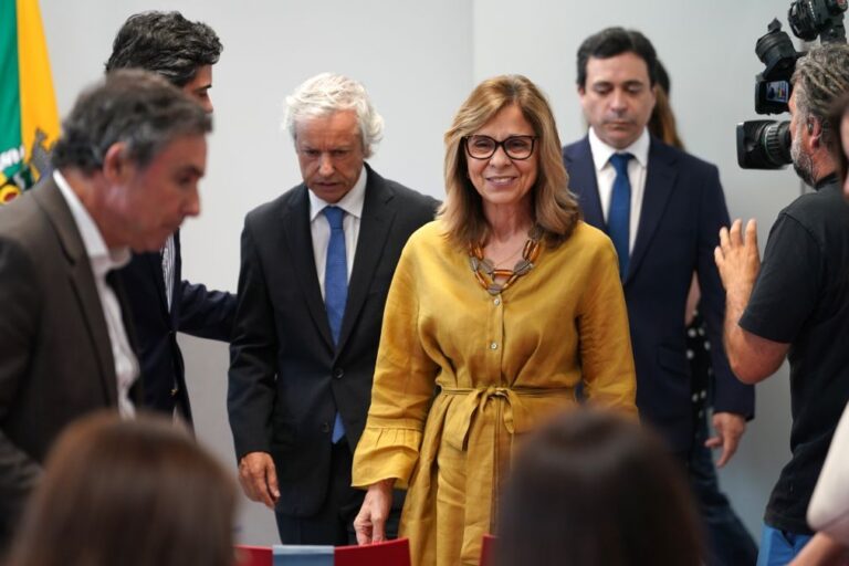 Ministra da Saúde garante que não culpou imigrantes 