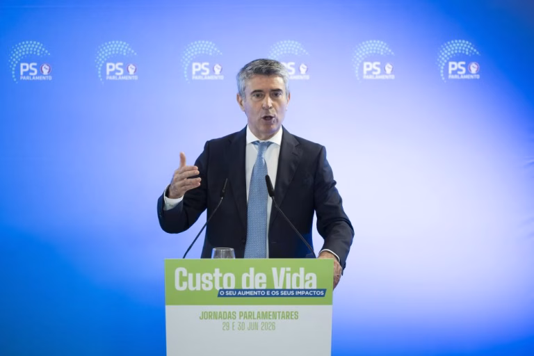 Carneiro diz que há casas prontas à espera 