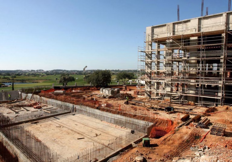 Licenças para construção e reabilitação habitacional caem 15,9% até fevereiro