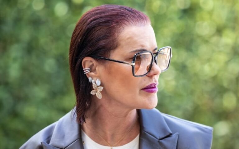 Elma Aveiro Acusada de vender roupa falsa autografada por Cristiano Ronaldo: 