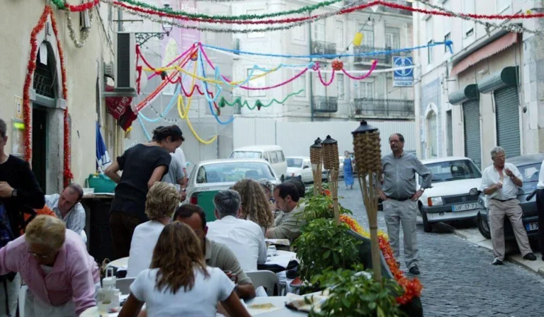 Marchas populares de Lisboa: é o grande dia das Festas de Lisboa, com 16 casamentos e 20 marchas
