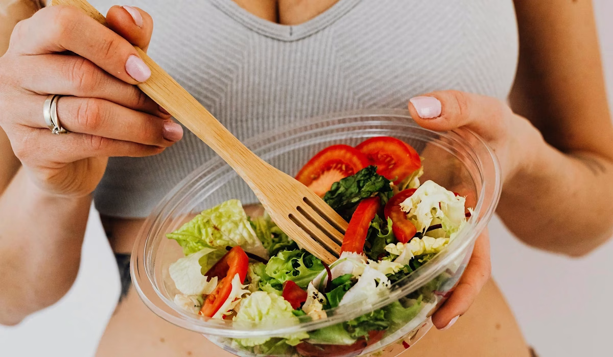O que comer no calor para não se sentir pesado ao almoço