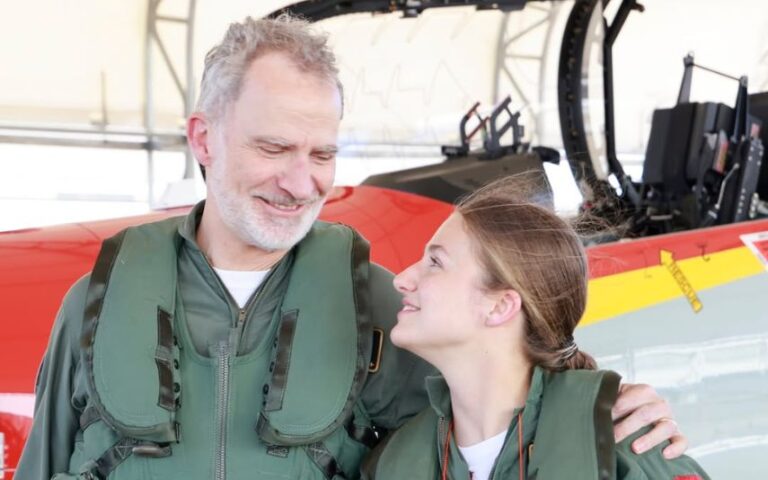 Princesa Leonor - pilota avião com o rei Felipe VI sobre os céus de Espanha