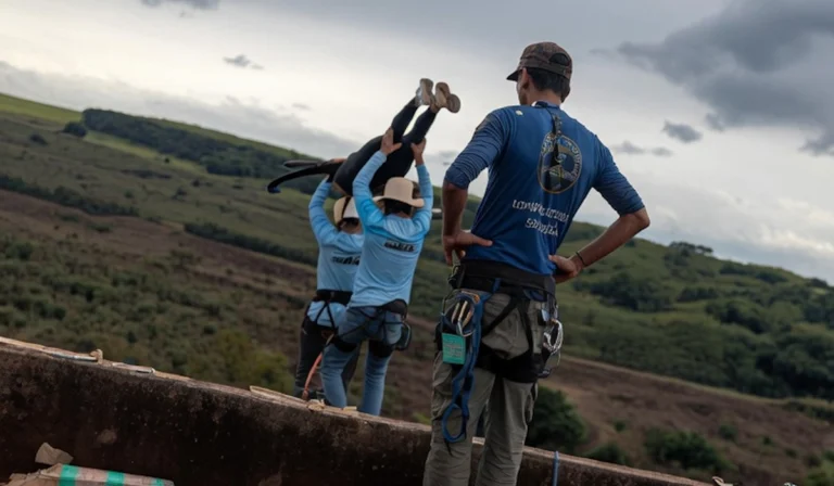 Jovem morre ao ser lançada de ponte sem corda durante rope jump no Brasil