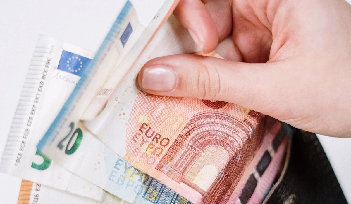 O salário mínimo de 920 euros chega para viver em Portugal?