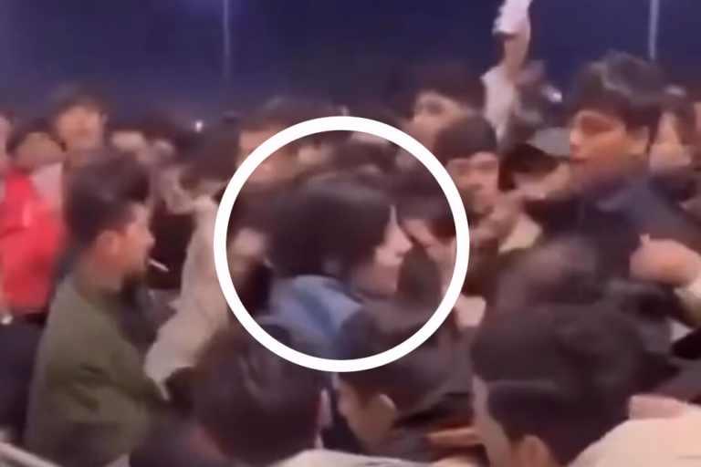 Mulher atacada por multidão de homens no Iraque por não usar hijab