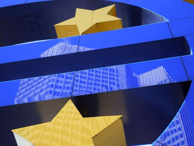 Euro ultrapassa 1,18 dólares e toca máximo desde setembro