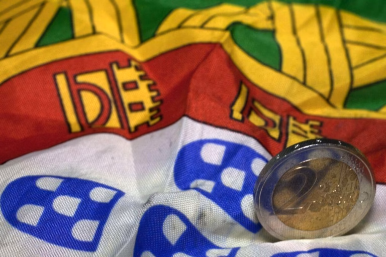Portugal deve desviar-se da trajetória de despesa acordada com UE -- relatório