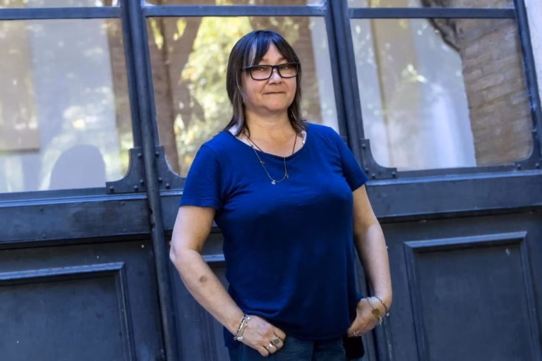 Milhares de escritores publicam livro 