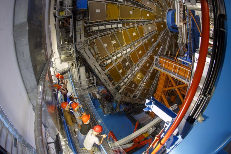 Cientistas do CERN levam antiprotões a 'dar uma volta' bem-sucedida