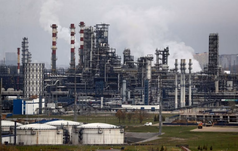 Irão: Governo dos EUA autoriza temporariamente venda de petróleo russo